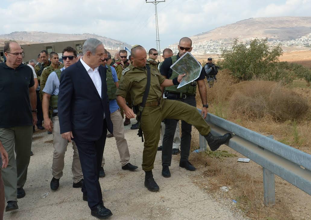 נתניהו בזירת הפיגוע, היום (עמוס בן גרשום)