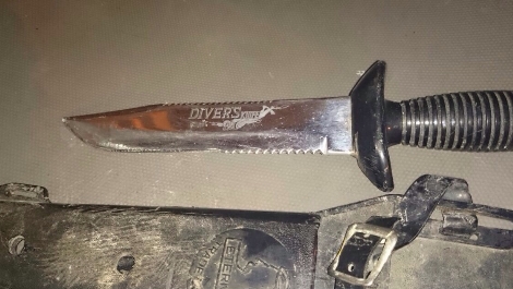הסכין שנתפסה אצל הערבי בחברון (דוברות המשטרה)