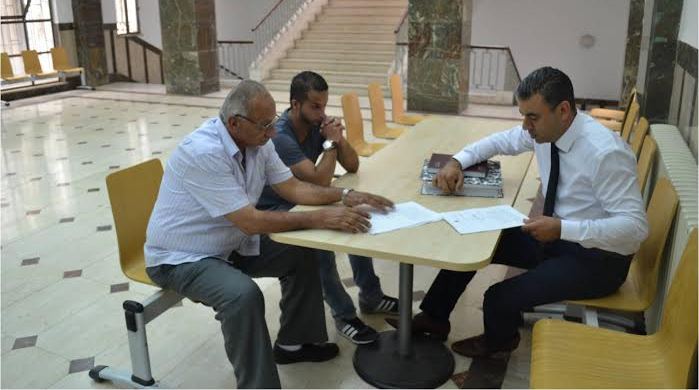 אבו אלחלאווה עם עורך דינו בבית המשפט (סוכנות תצפית)
