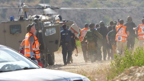 כוחות הבטחון בזירת הפיגוע, יום שישי (מתניה אהרונוביץ', סוכנות תצפית)