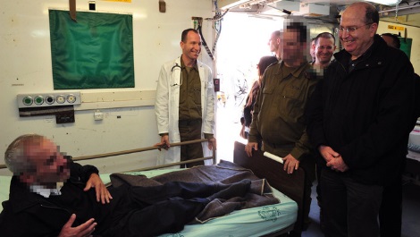 שר הבטחון מבקר פצוע סורי בבית חולים שדה (משרד הבטחון)