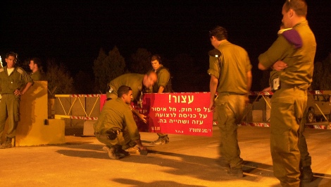 "אבל לא כל החיילים היו נגדנו". גוש קטיף הנצור (ארכיון דובר צה"ל)