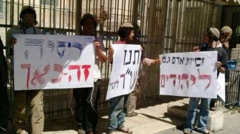 "רוסיה זה כאן". פעילים מפגינים מול בית המשפט