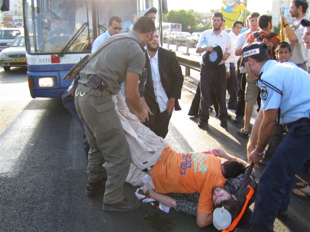 שוטרים מפנים חוסמי כבישים (באדיבות אתר יד קטיף)