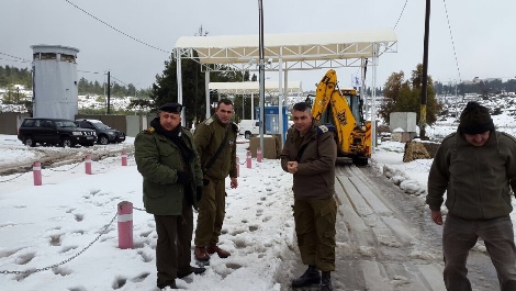 מפלסים שלג בכניסה לרמאללה היום (דוברות המנהל האזרחי)