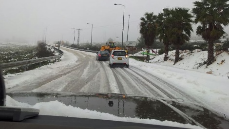 מפלסים את הכביש סמוך לישוב נווה צוף (אהוד אמיתון - סוכנות תצפית)