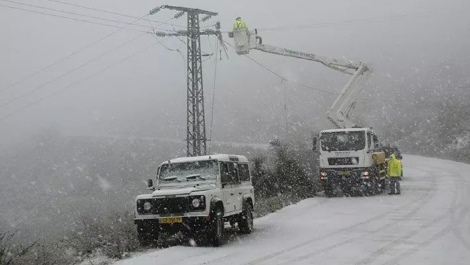 מתקנים כבל חשמל בשומרון (יחזקאל בלומשטיין)