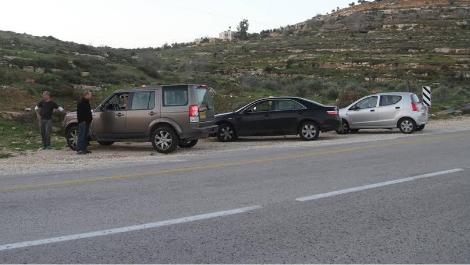 תושבים מאבטחים את כביש חוצה בנימין (אהוד אמיתון - סוכנות תצפית)