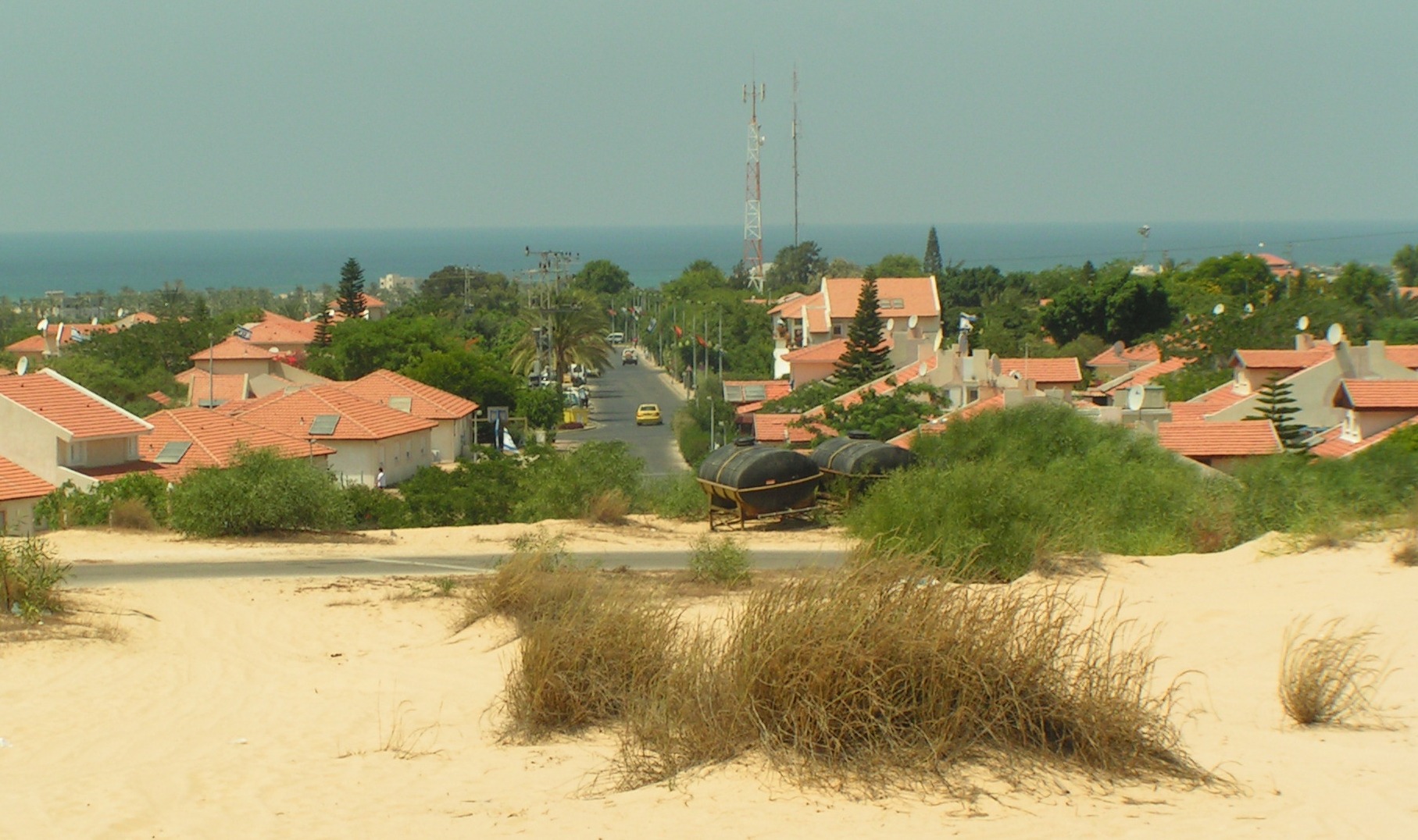 אדמות הישובים יחולקו בין פקידי ארגון הטרור חמאס. נווה דקלים לפני החרבתו