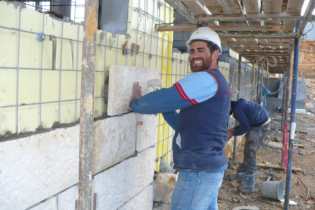 פועלים יהודים בבית הכנסת באיתמר (יח"צ)