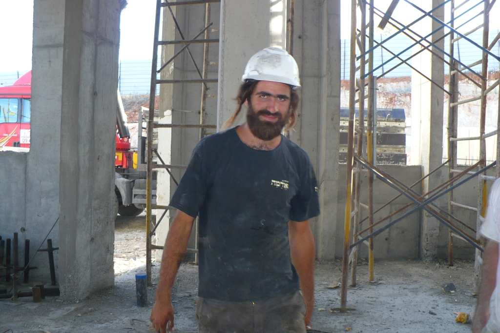 פועל יהודי בבניין בית הכנסת באיתמר (יח"צ)