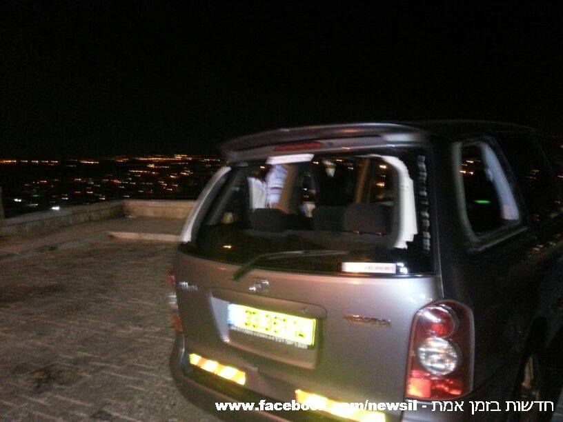 רכב ישראלי שהותקף באבנים בהר הזיתים (מ. פרידמן - צוות avi news)