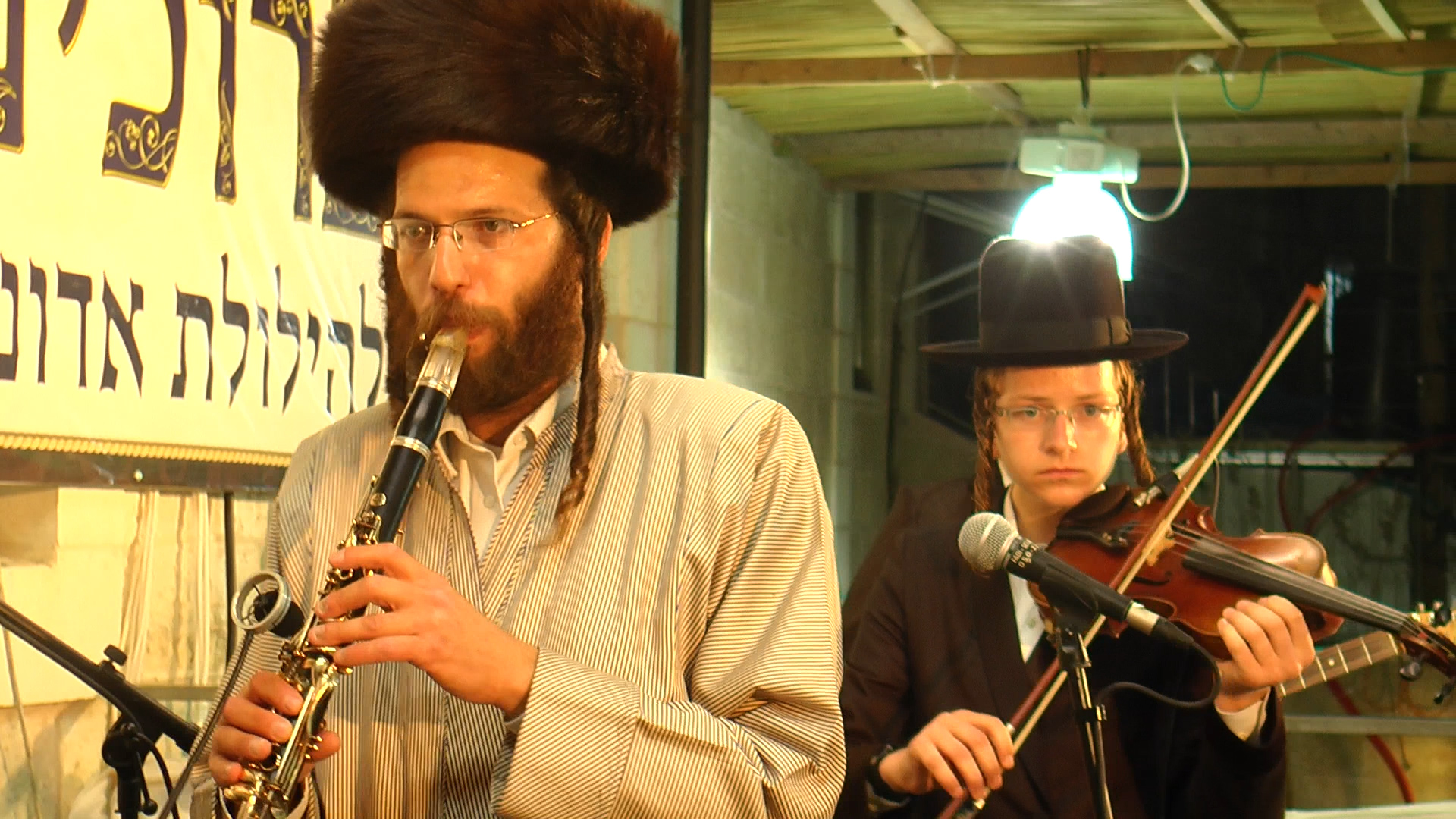 חיליק פרנק ותזמורת מנגנים באירוע (יהודה פרל)