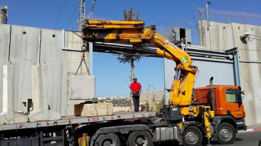 בקבר רחל מתמגנים (דובות מוסדות קבר רחל אמנו)