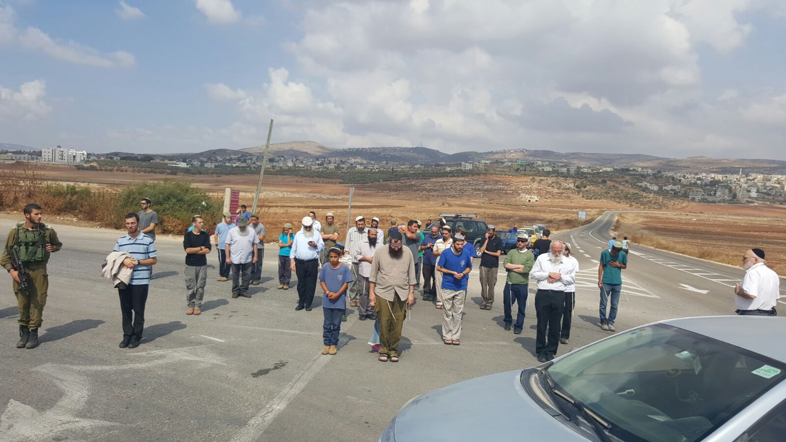 מפגינים כנגד הסרת המחסום לאחר רצח הזוג הנקין הי"ד (גלעד הדרי)