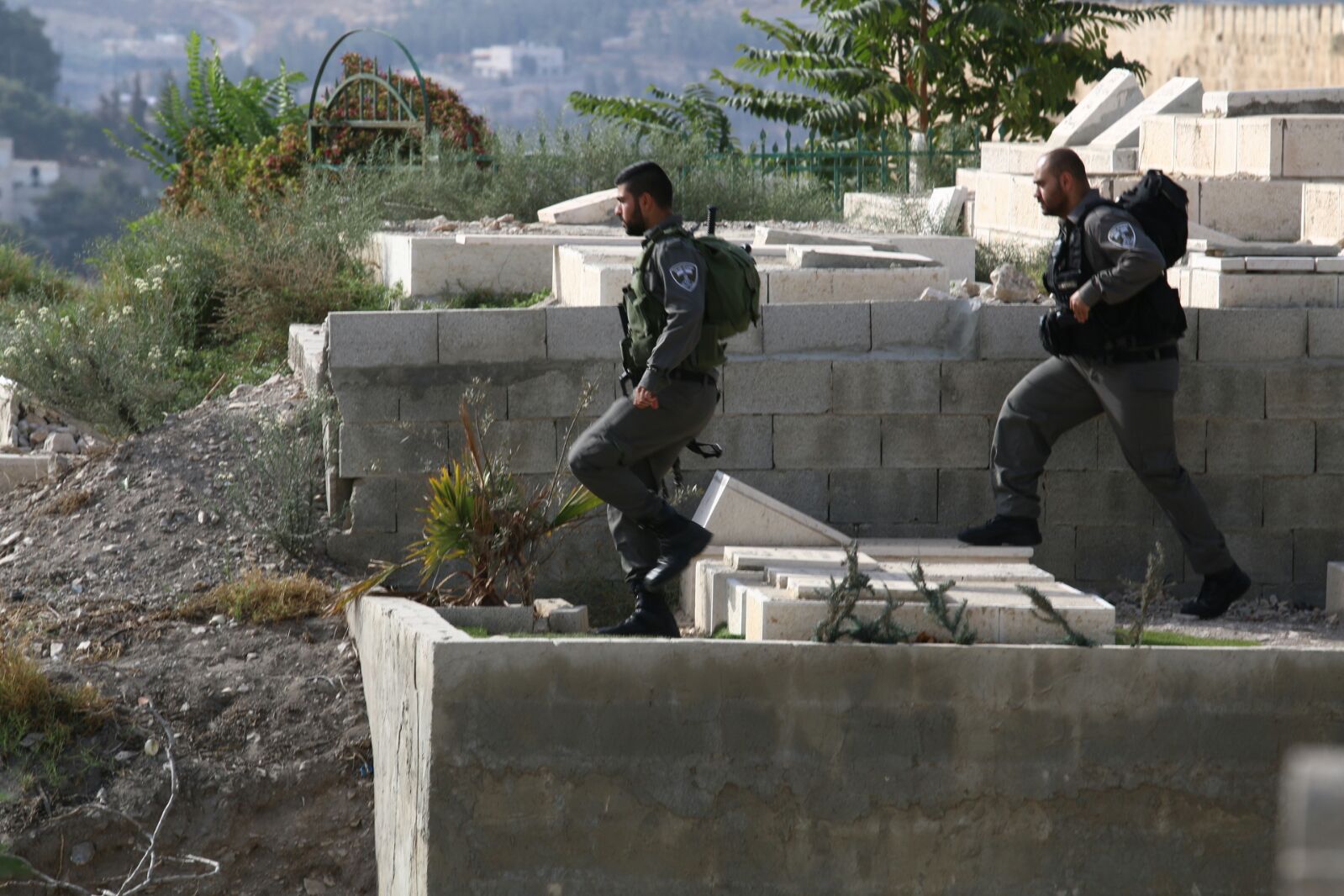 שוטרים בזירת פיגוע הדקירה בירושלים, הבוקר (הלל מאיר, TPS)
