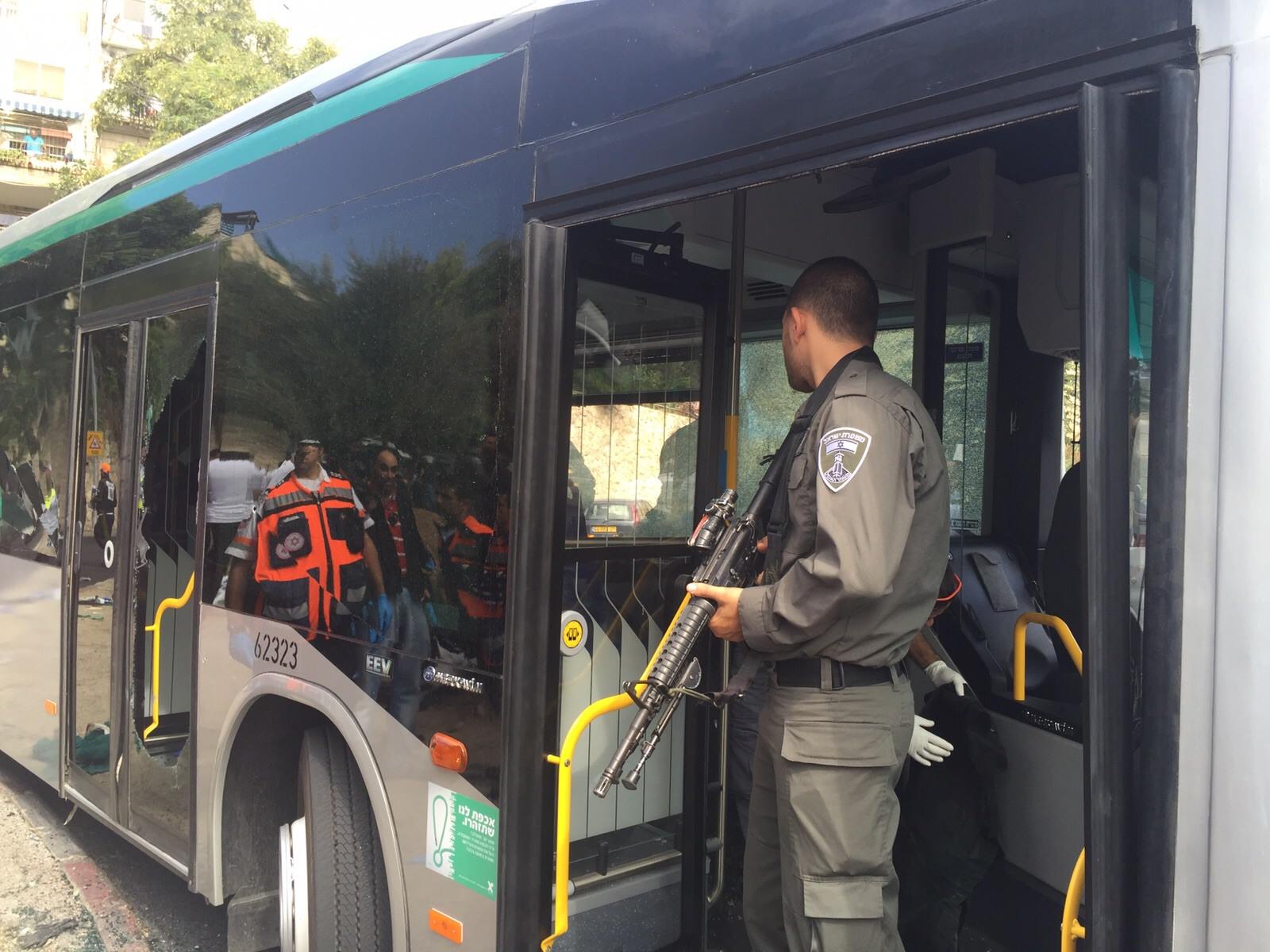 תוצב אבטחה בתחבורה ציבורית בירושלים. שוטר בזירת הפיגוע, אתמול (דוברות המשטרה)