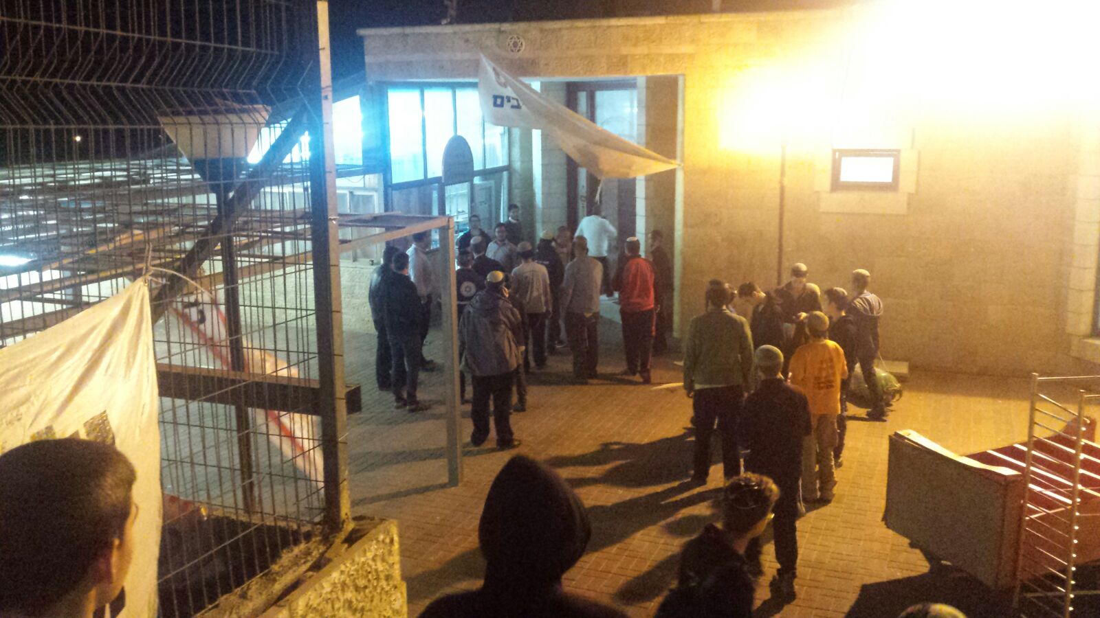 פעילים שהגיעו לבית הכנסת הלילה (TPS)