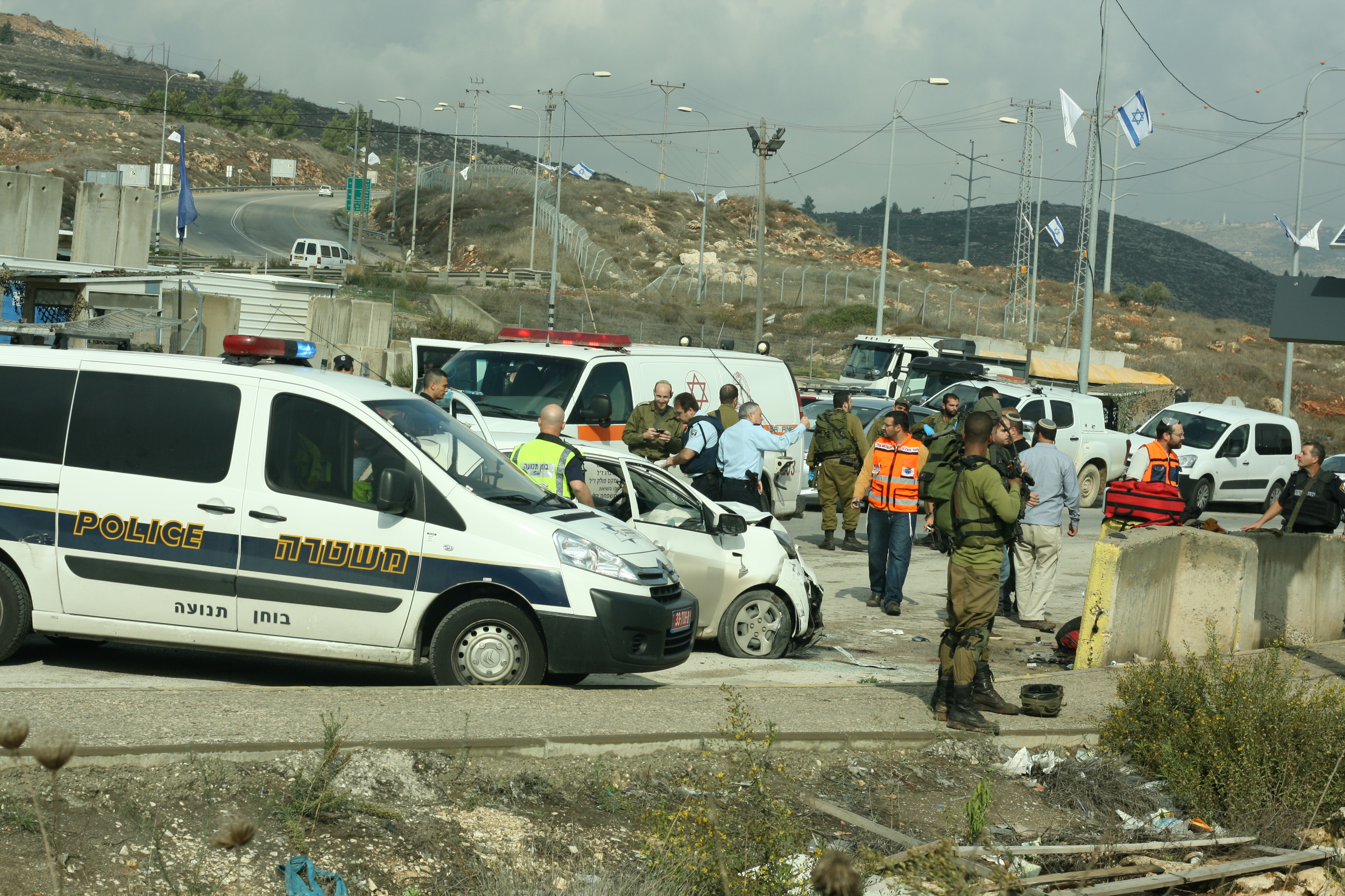 ארבעה נפצעו בפיגוע דריסה. זירת הפיגוע בצומת תפוח (מיכאל שרקי TPS)