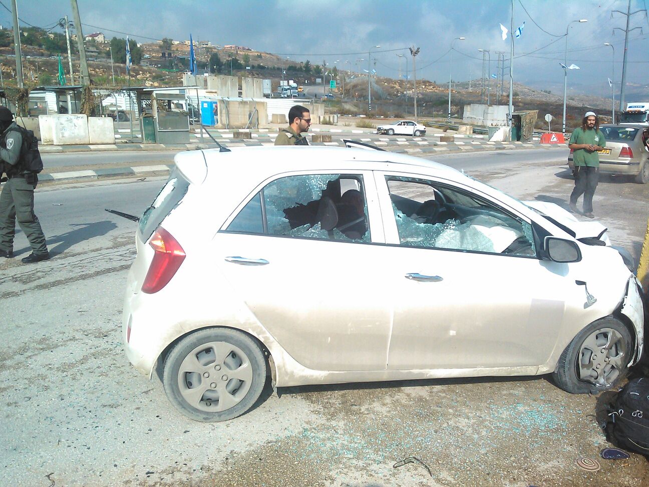 הרכב בו נהג המחבל. צומת תפוח, הבוקר (נפתלי מאיר, TPS)