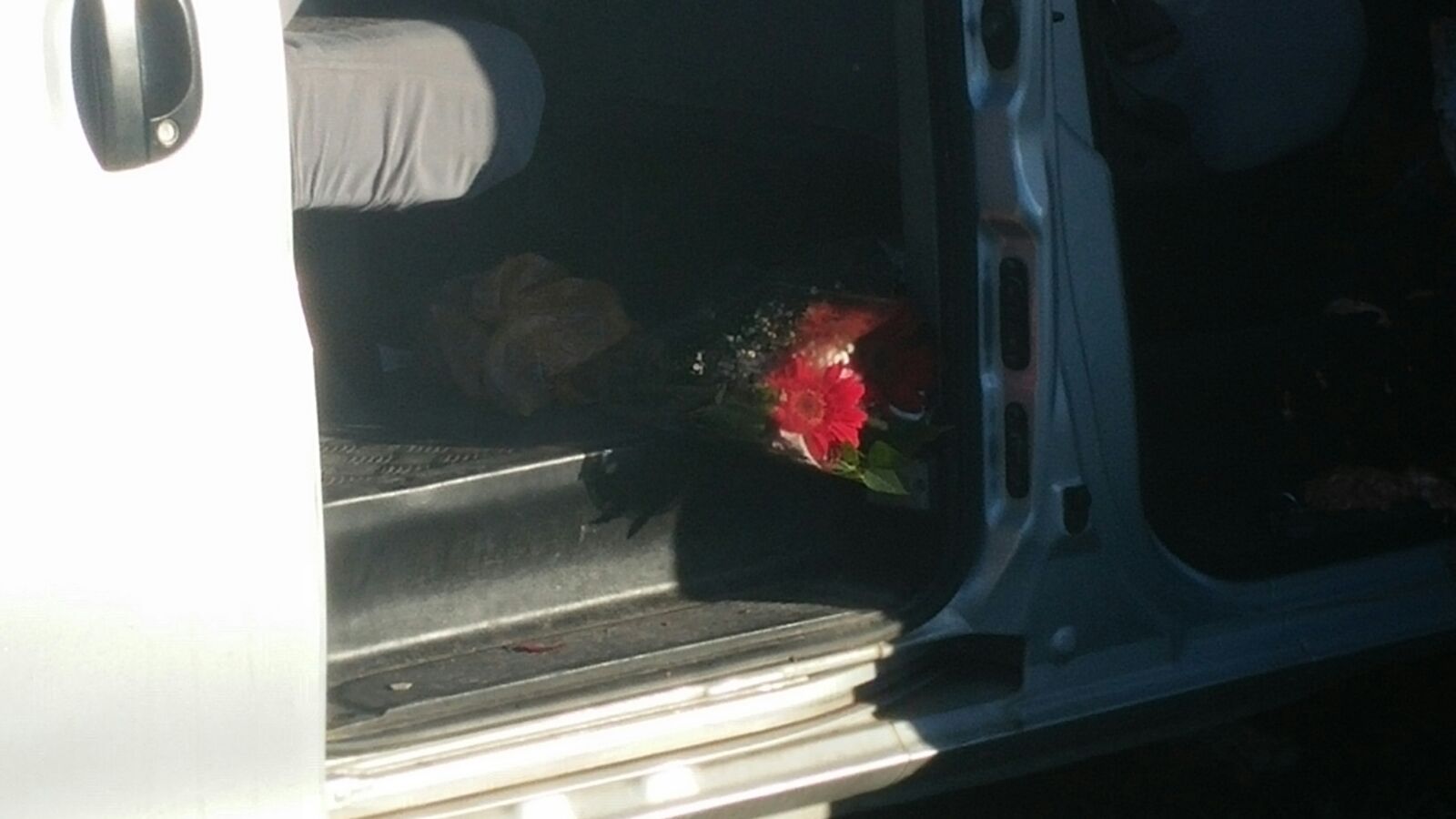 זר פרחים ברכב שנפגע, היום (דוברות הר חברון)