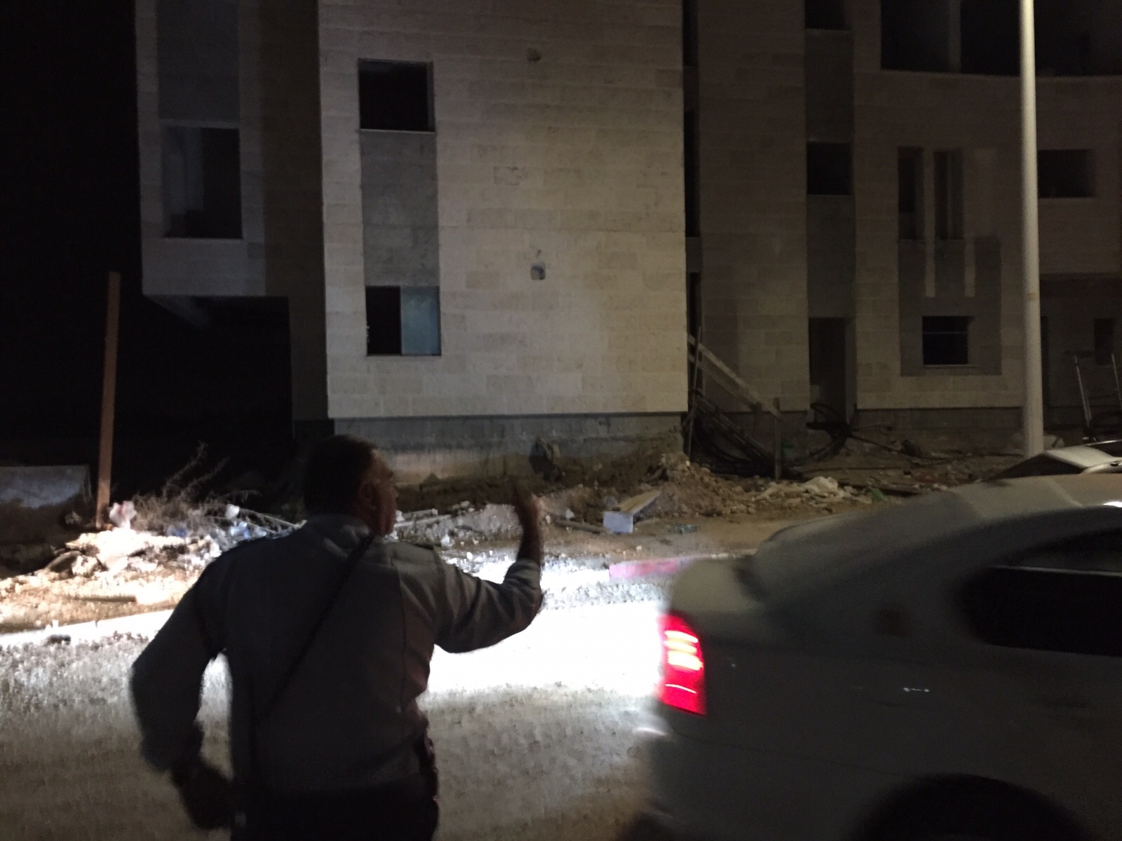 שוטרים סורקים אתרי בנייה בקרית גת, הערב (דוברות המשטרה)