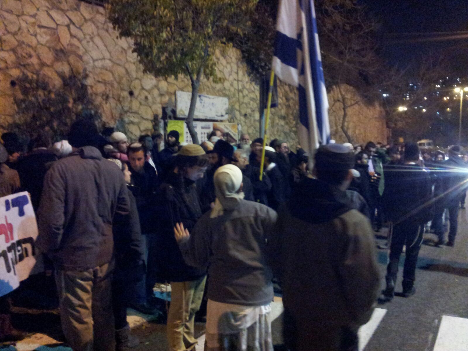 ההפגנה, הערב (יהודה פרל)
