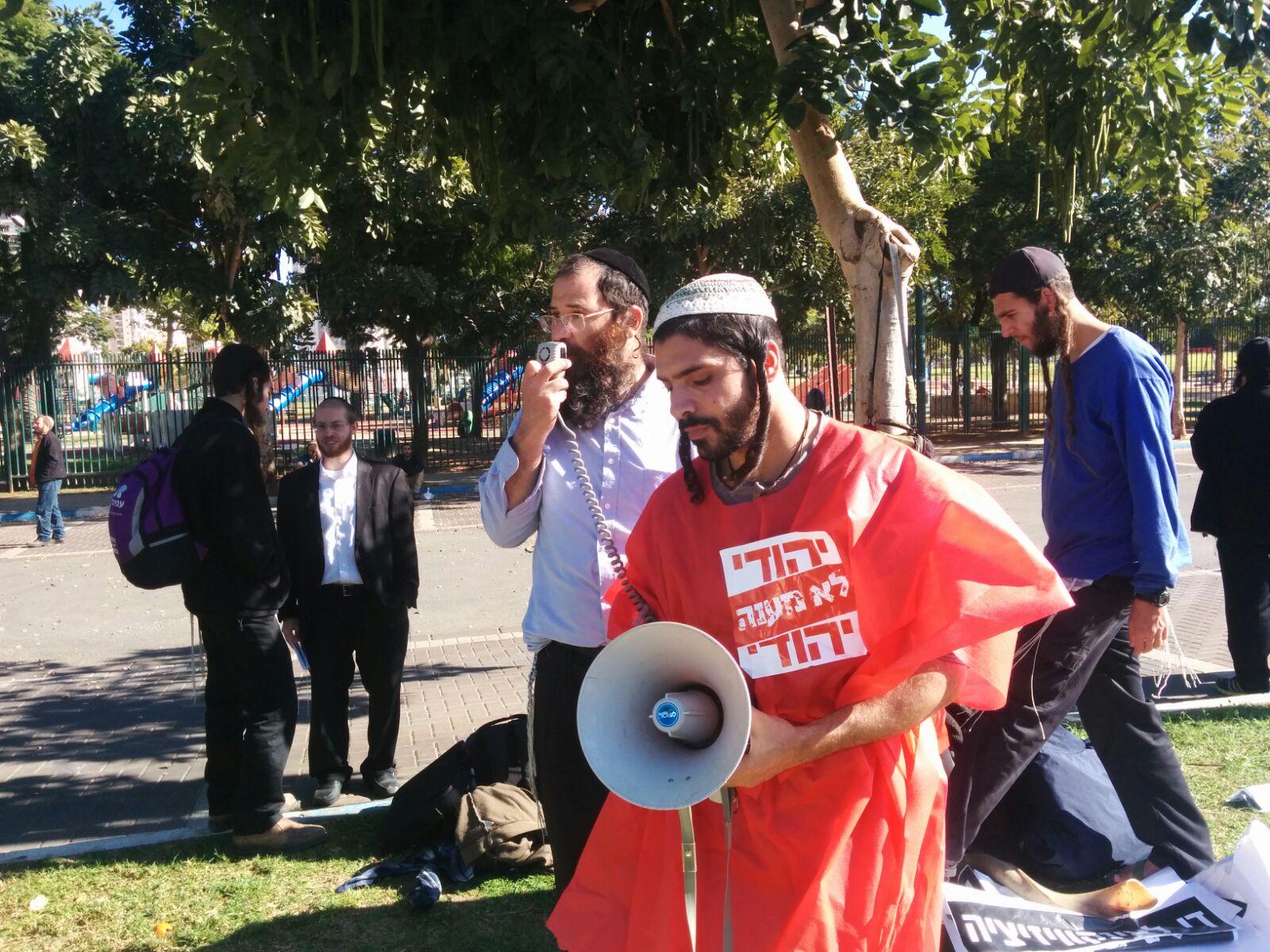 מפגינים מול בית המשפט בפתח תקווה (הקול היהודי)