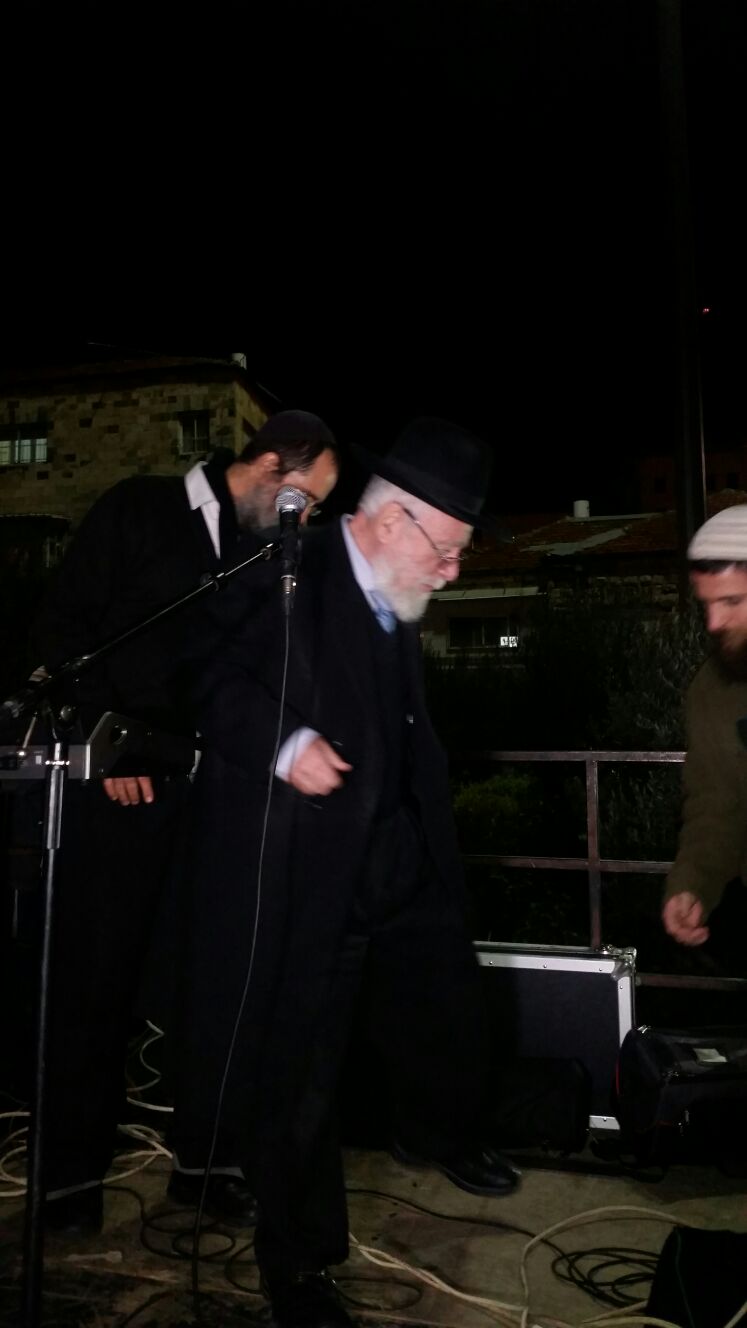 הרב דב ליאור בהפגנה (ארגון חוננו)