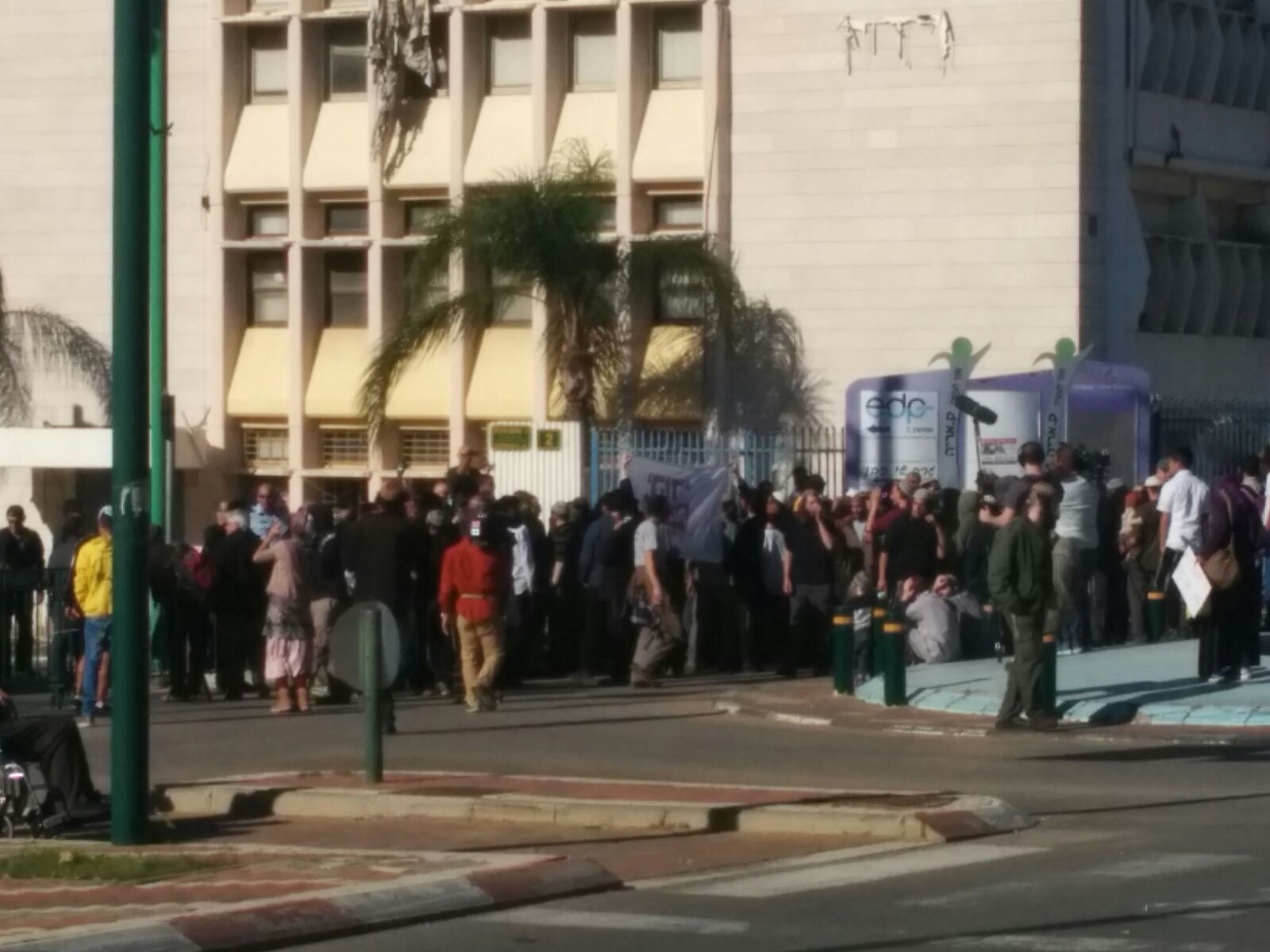 מפגינים מול בית המשפט בפתח תקווה (הקול היהודי)