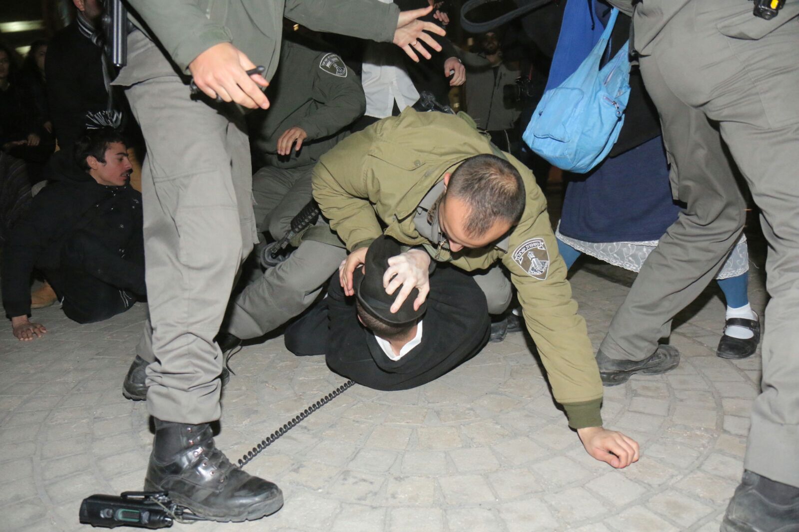 אלימות השוטרים בהפגנה (הלל מאיר TPS)
