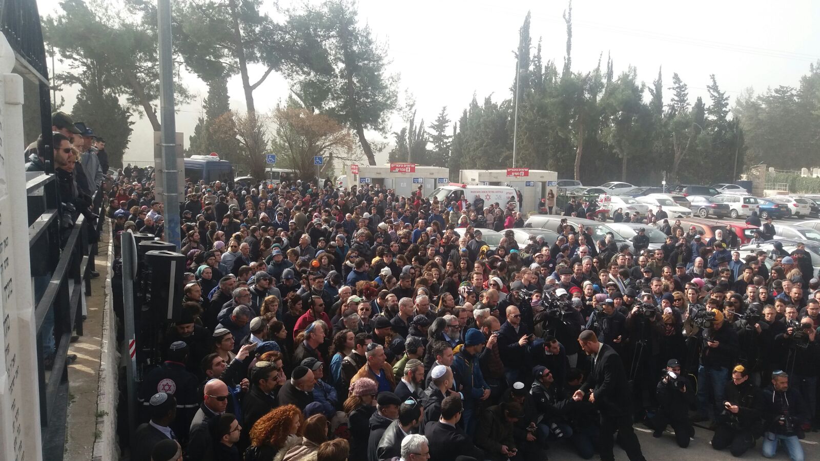 קהל המשתתפים בהלוויה בירושלים (יוסף פריסמן)