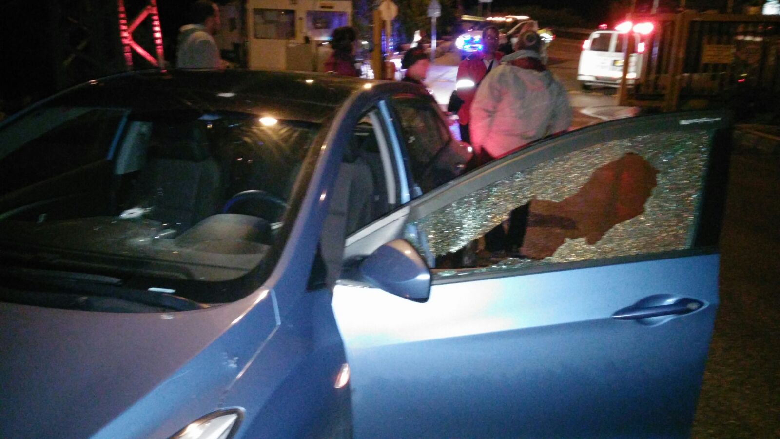 הרכב שנפגע מהירי, אמש (מתניה אהרונוביץ', TPS)