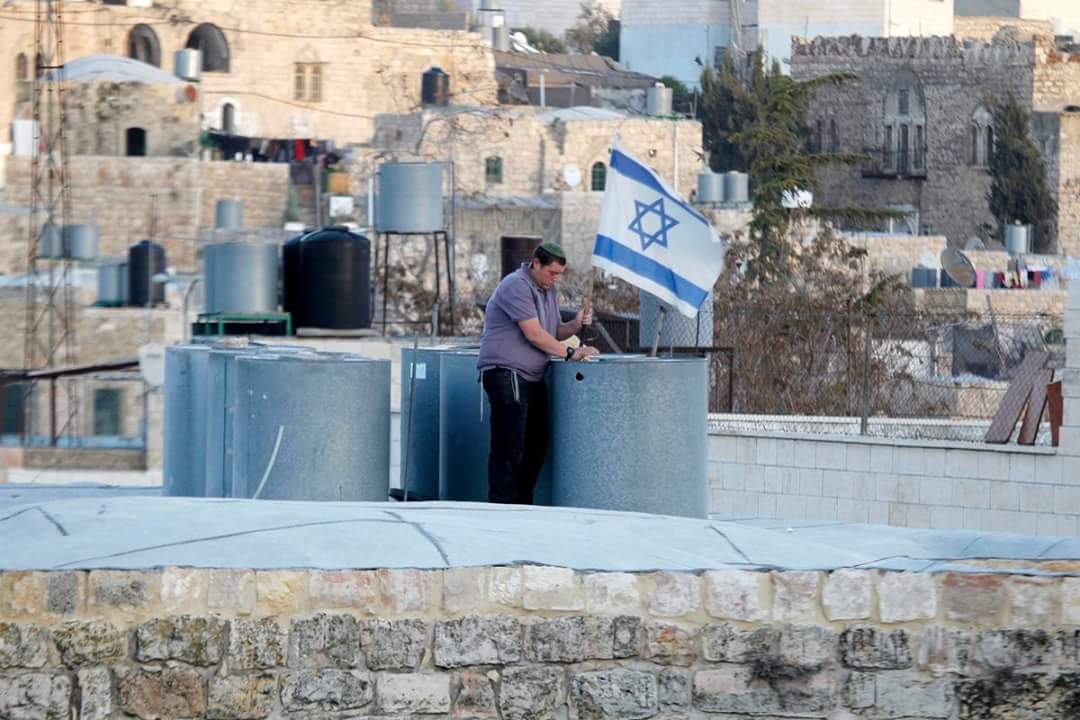 דגל ישראל על גג הבתים, הבוקר