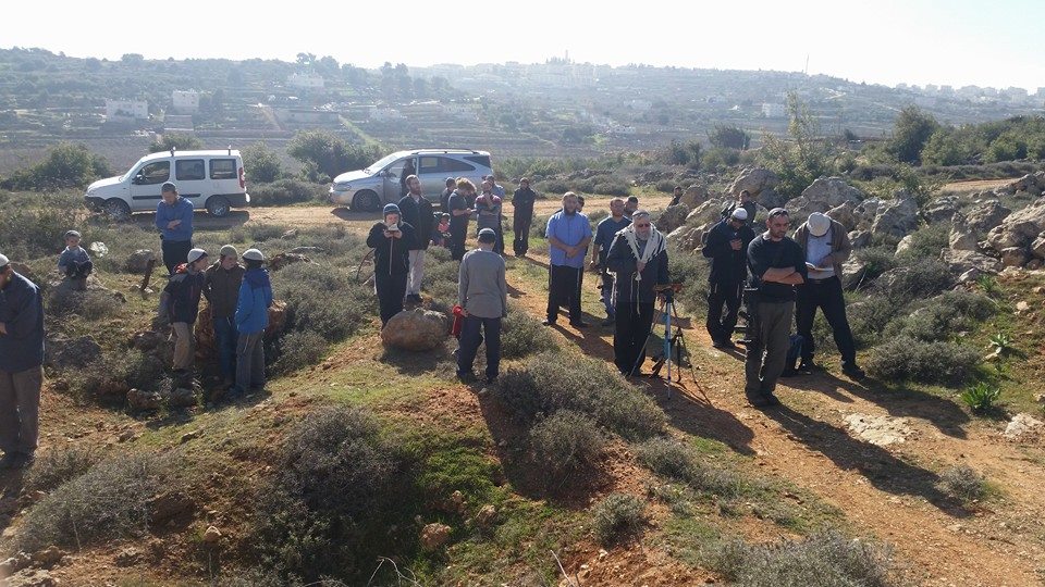 תפילת מנחה הים בגבעה 26 (מתוך דף הפייסבוק של בנצי גופשטיין)