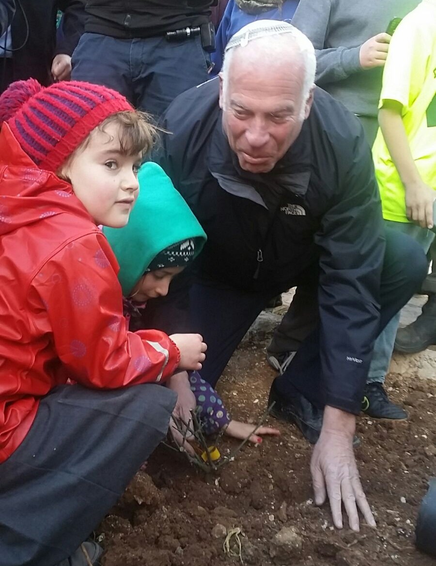 בתו של גנדי והשר אריאל, אתמול (יחצנים)