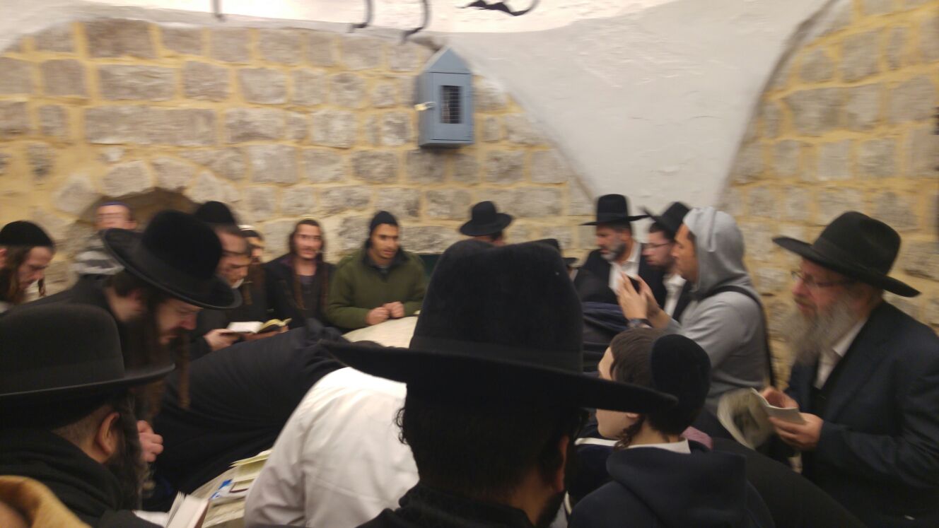 מתפללים בקבר יוסף הלילה (מועצה אזורית שומרון)