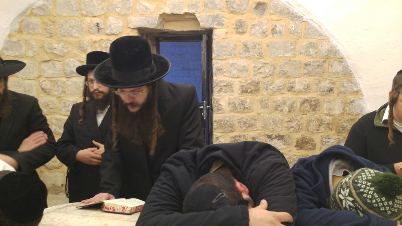 מתפללים בקבר יוסף הלילה (מועצה אזורית שומרון)
