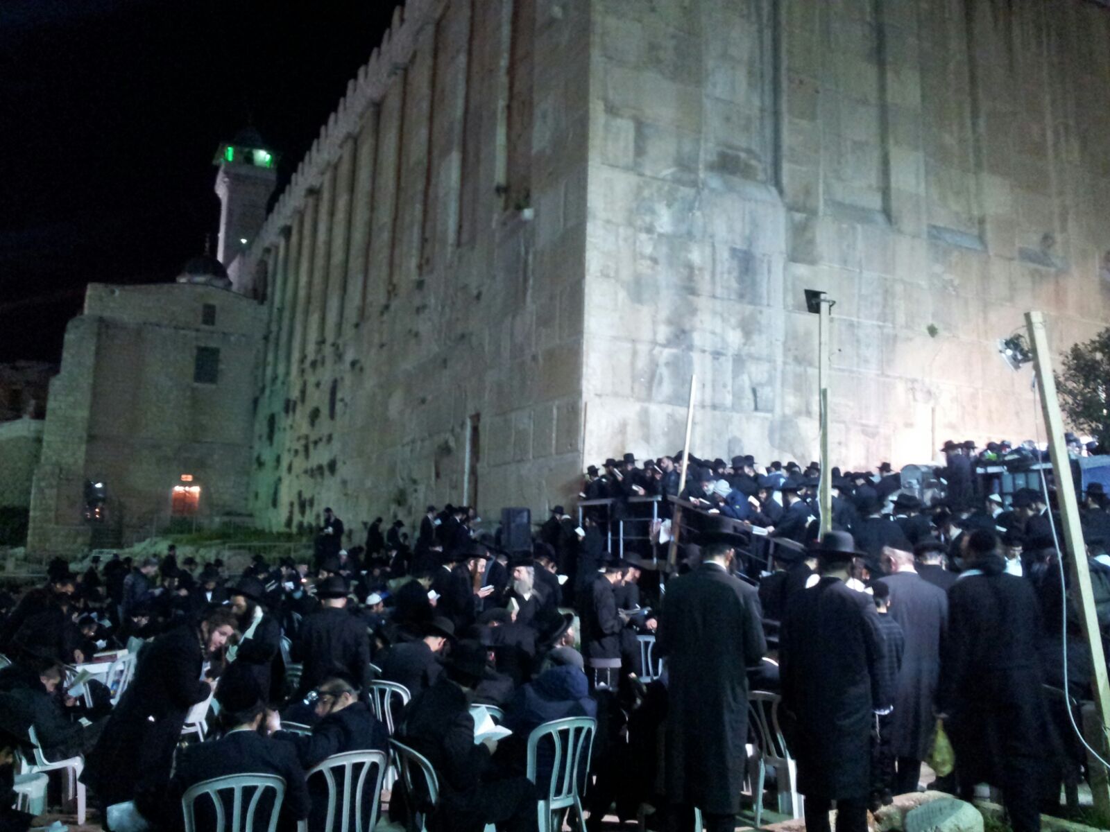 חסידי ברסלב במערת המכפלה הלילה (מנהלת מערת המכפלה)