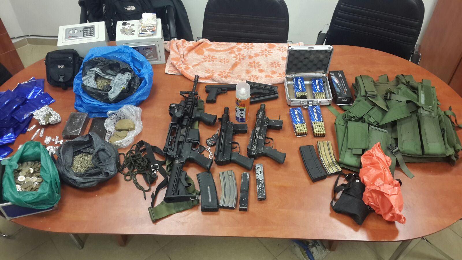 נשק ורכוש שאותרו בבית בג'ילזון (דוברות המשטרה)