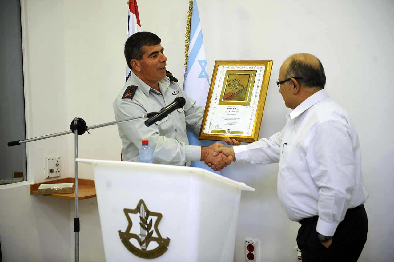 עם הרמטכ"ל לשעבר אשכנזי, בעת שפרש מתפקידו (אורי שיפרין, דובר צהל)