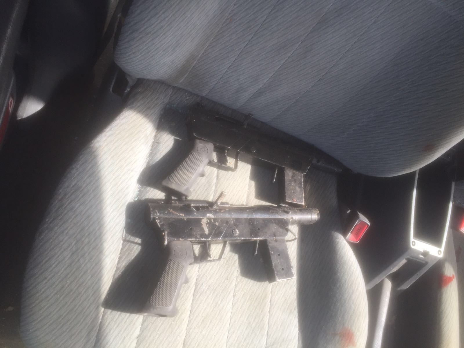הנשק שנמצא ברכבם של המחבלים (דוברות המשטרה)
