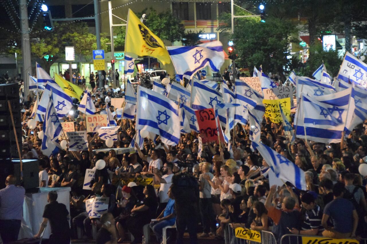 אלפים בכיכר רבין, הערב (ענבל ראובני TPS)
