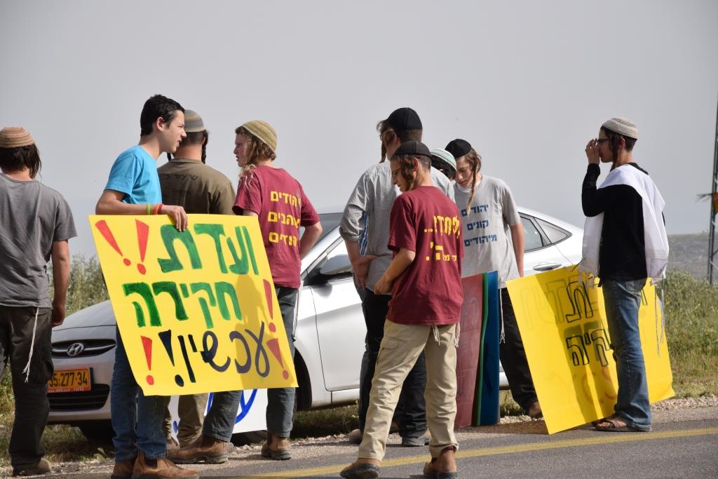 מפגינים בכניסה לדומא (אברהם שפירא)