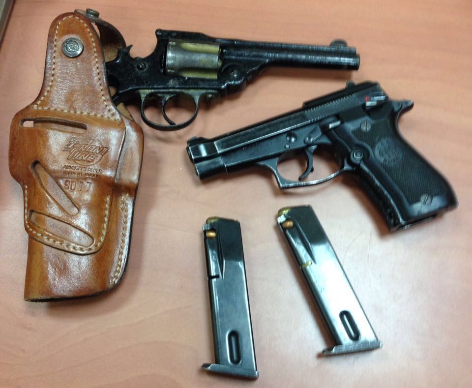 אקדחים שנתפסו בסוואחרה (דוברות המשטרה)