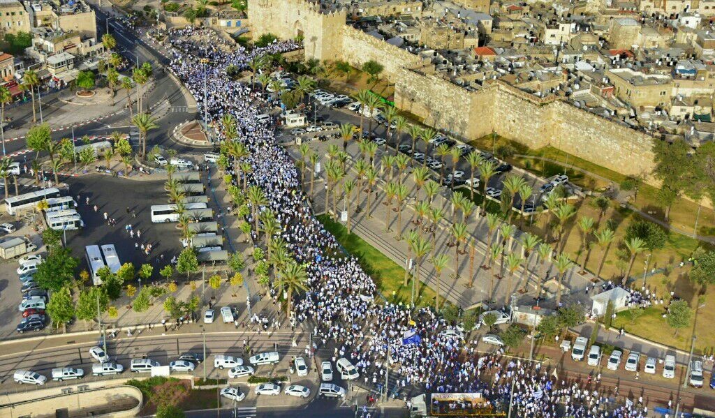 ההמונים בריקוד המסורתי בירושלים (דוברות המשטרה, יחידה אווירית)