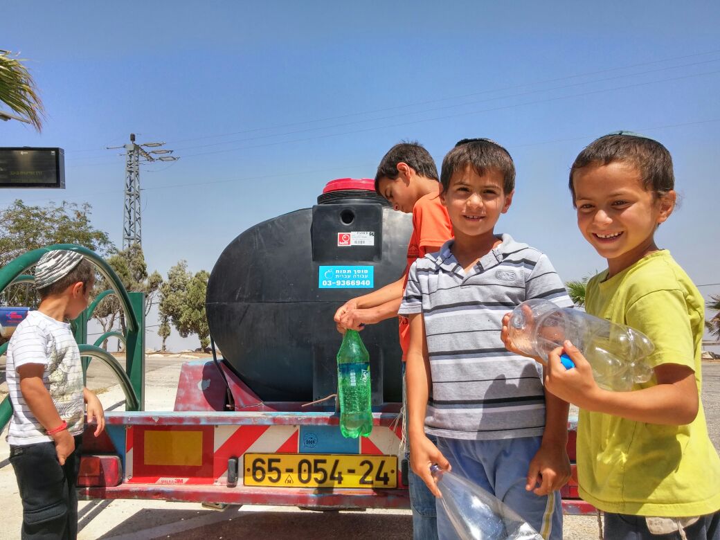 ילדים ממלאים מים לקראת שבת (מוא"ז שומרון)