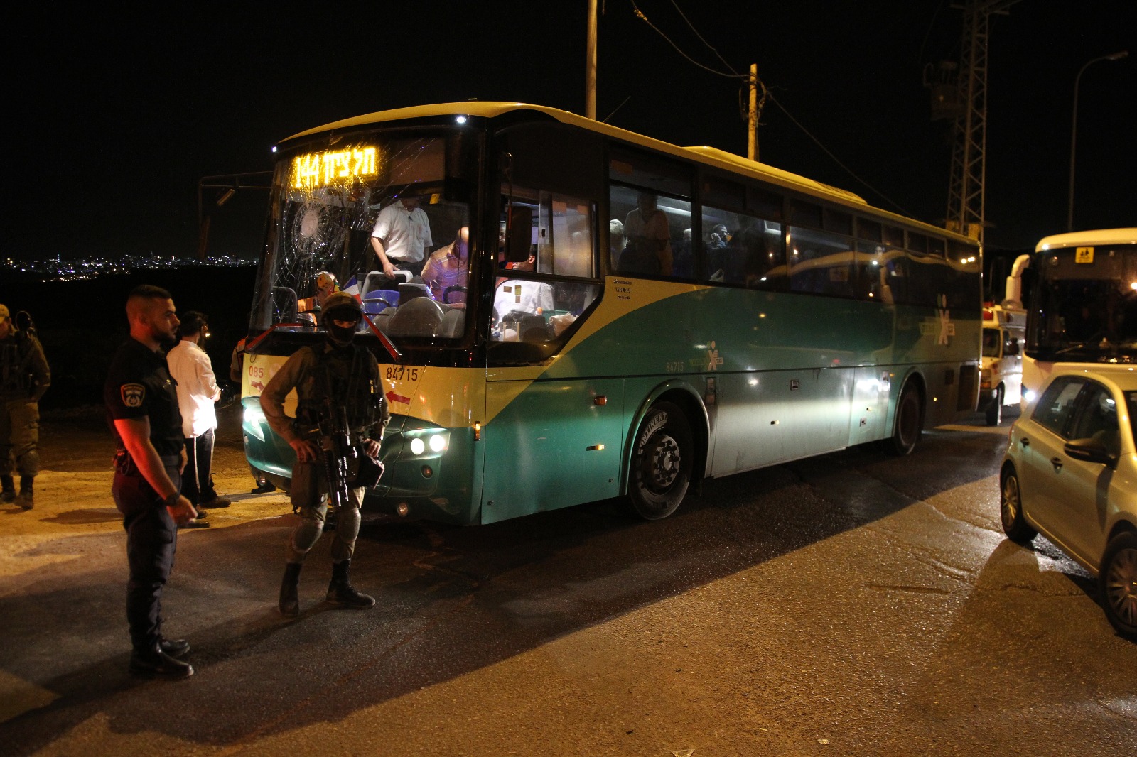 אוטובוס שנפגע מאבנים שיידו ערבים בבנימין (יעקב אפללו, tps)