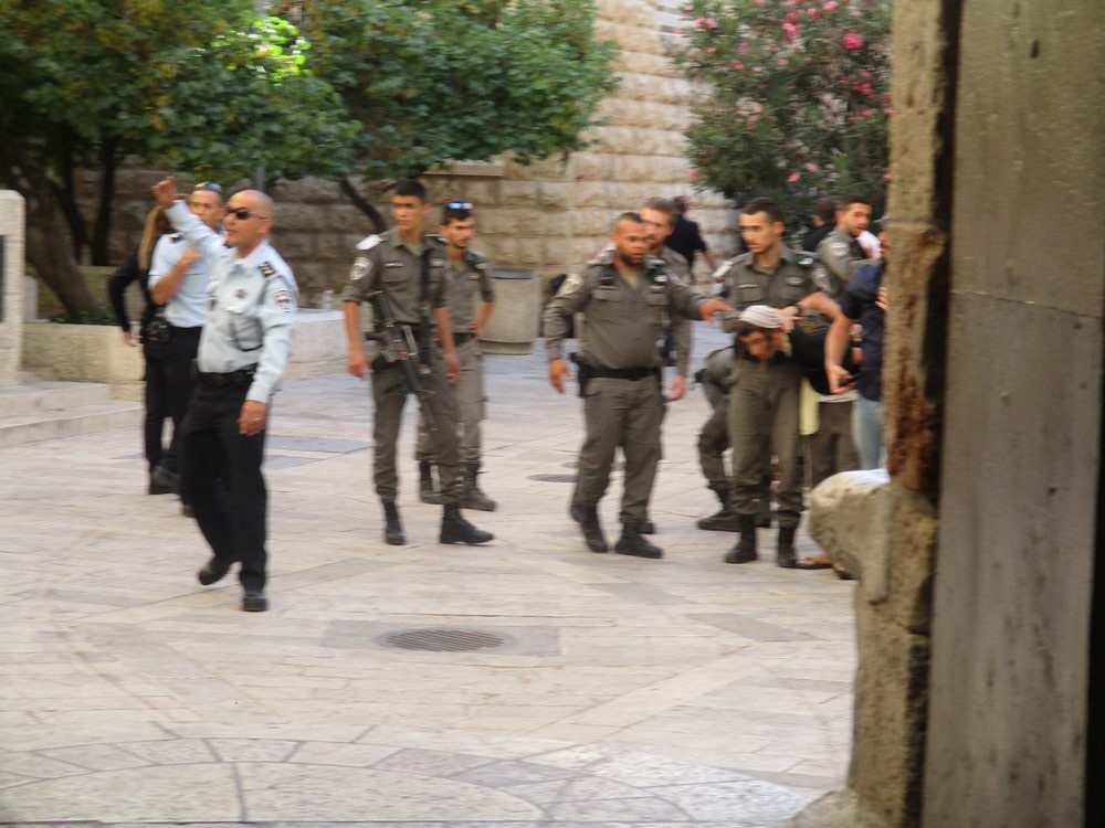 עצור יהודי בידי השוטרים, הבוקר