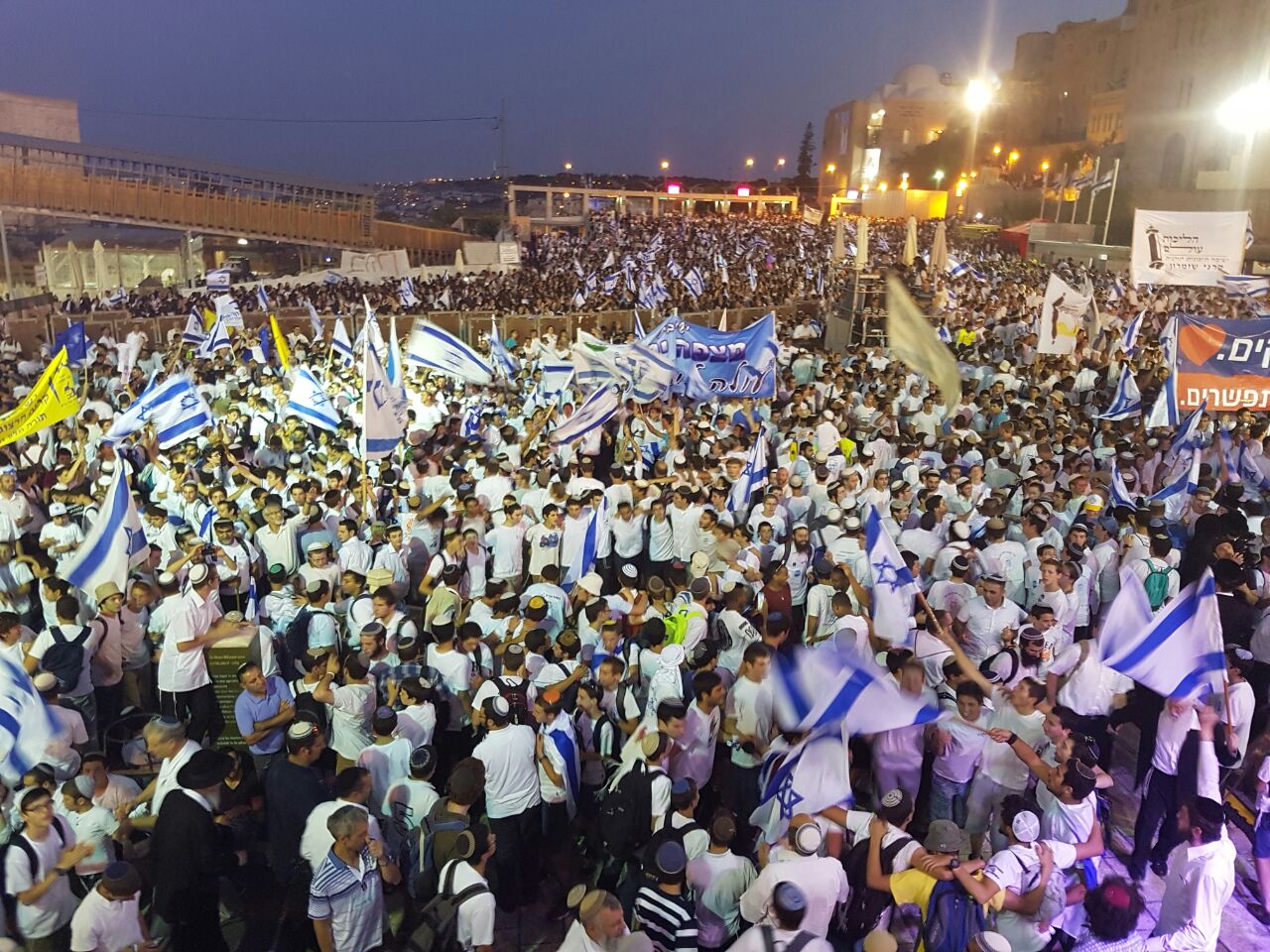 ההמונים ברחבת הכותל (יוסף פריסמן)